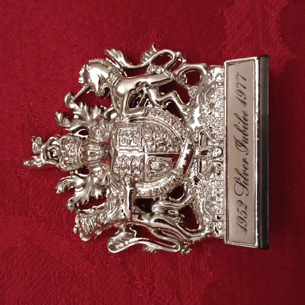 Queen Elizabeth 1977 Silver Jubilee Souvenir Crest/Coat of Arms